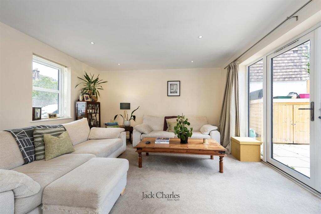 61 Shipbourne Rd, TN10 3DX 004.jpg