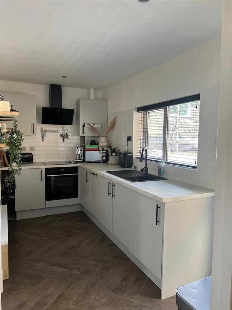 2. Kitchen.jpg