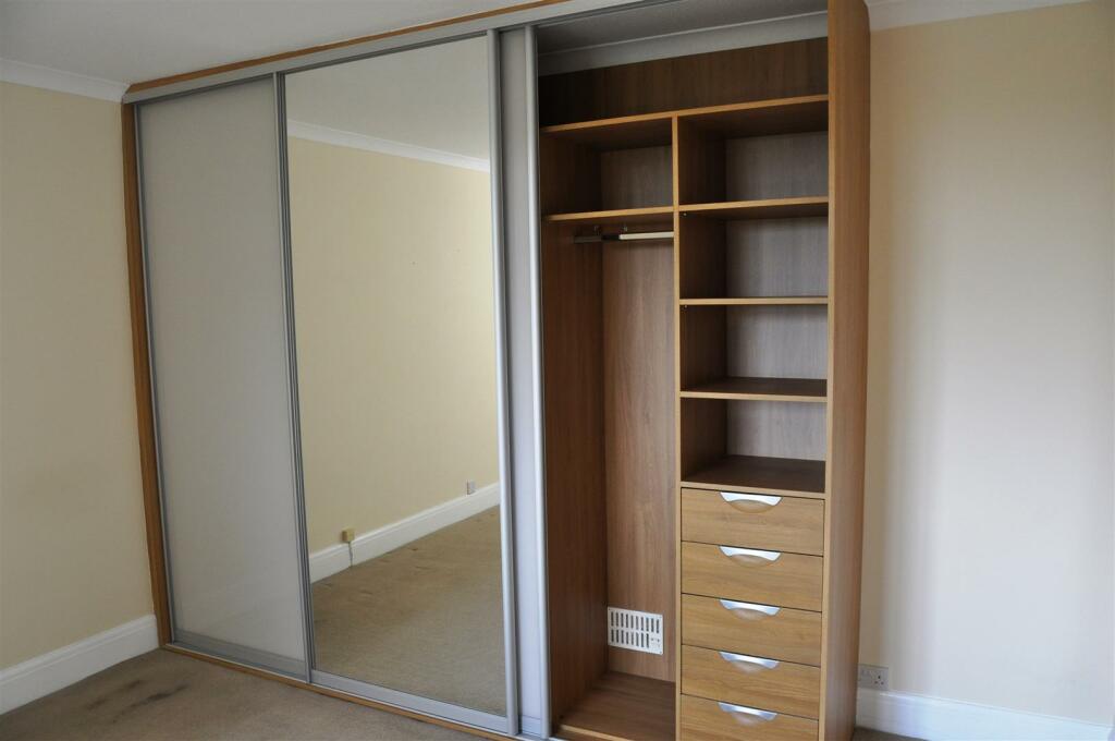 Wardrobe Bedroom 1.JPG