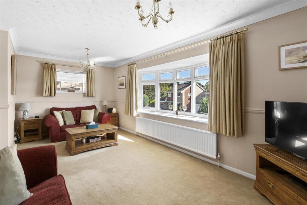 11 Calverley Crescent, HP13 5EU NEW-9.jpg