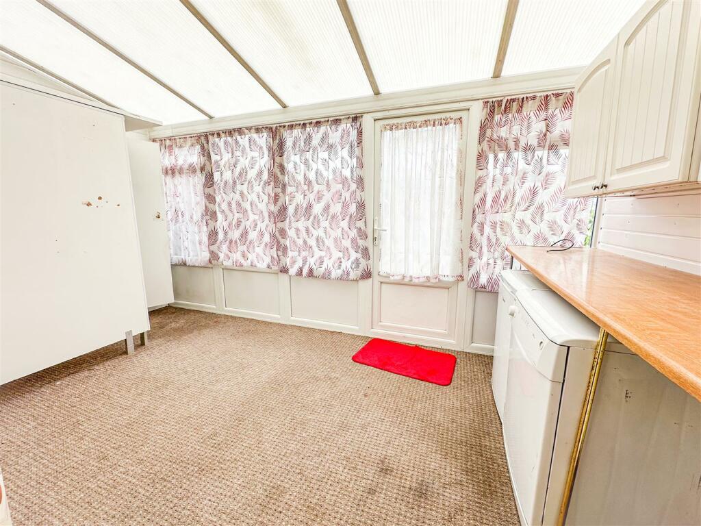 CONSERVATORY/UTILITY ROOM