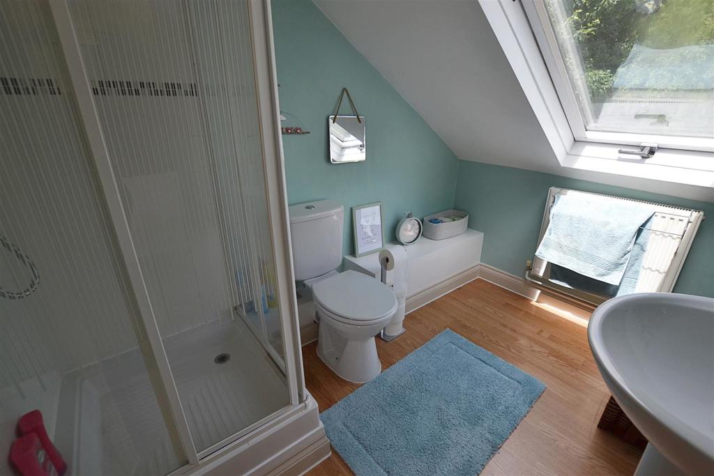 loft room ensuite.JPG