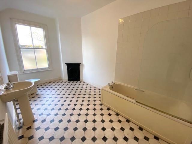 1 Frog Lane - bathroom.jpg