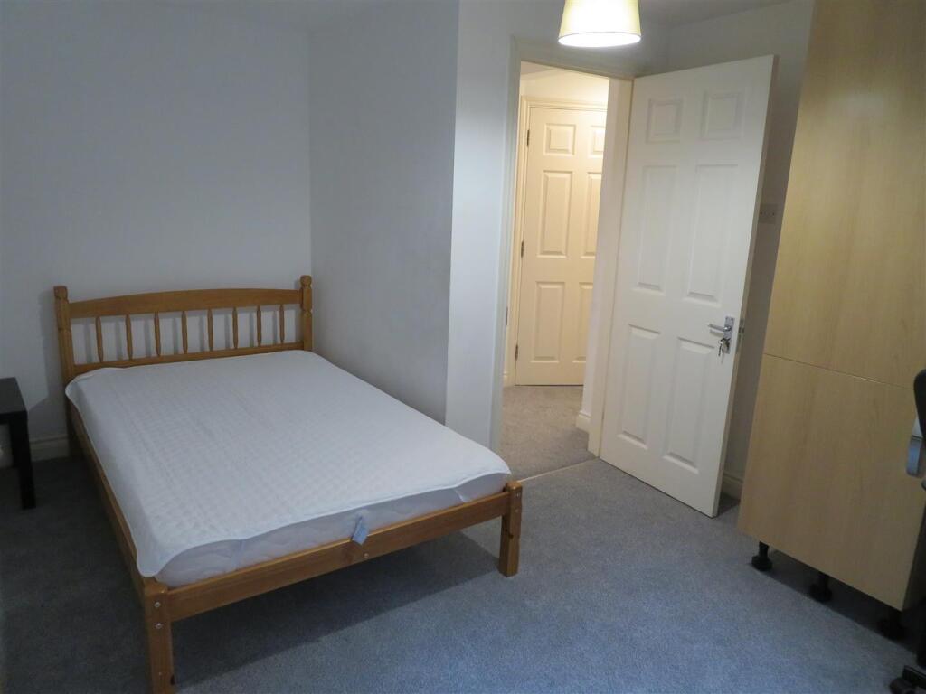89B Cottage Room 2.JPG