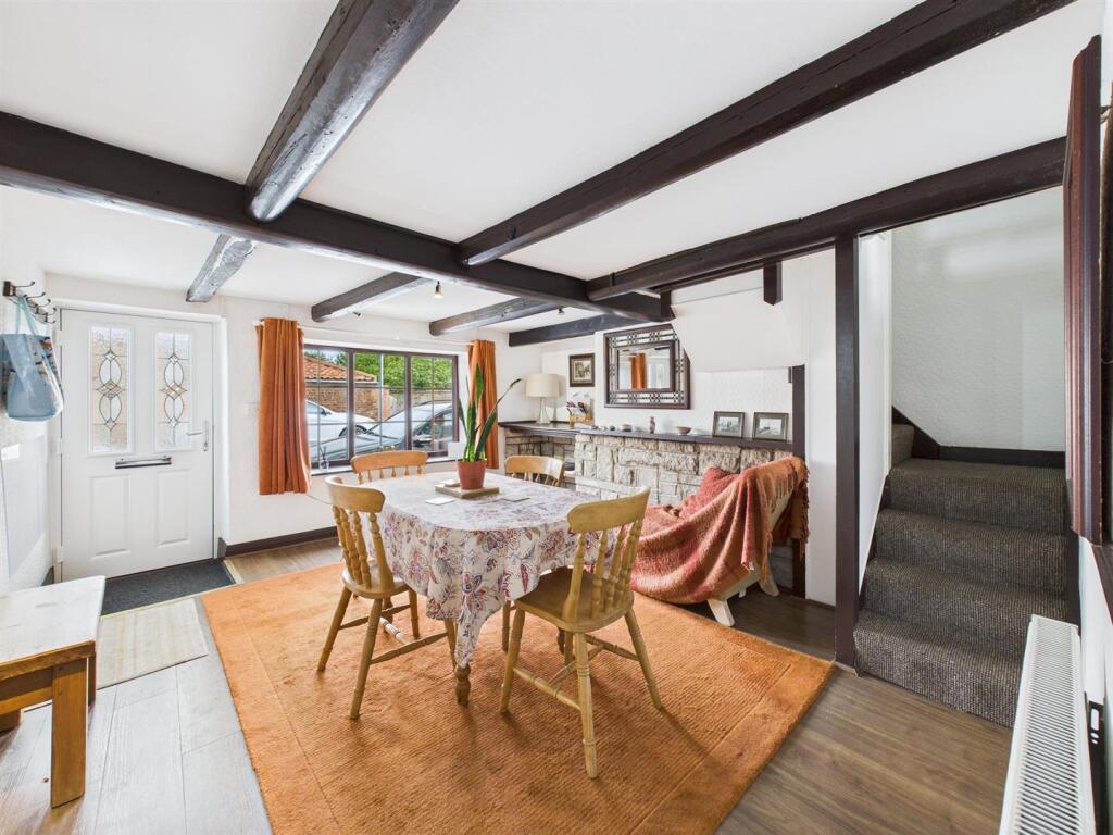 Dining room: