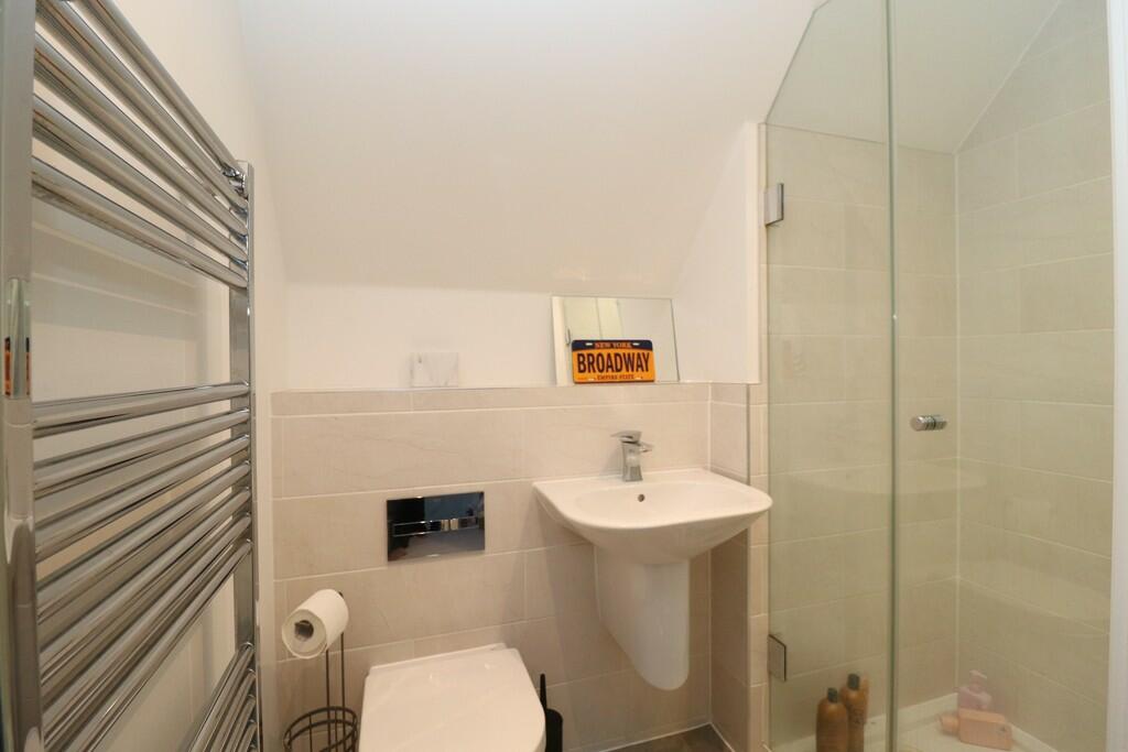 top floor bathroo...