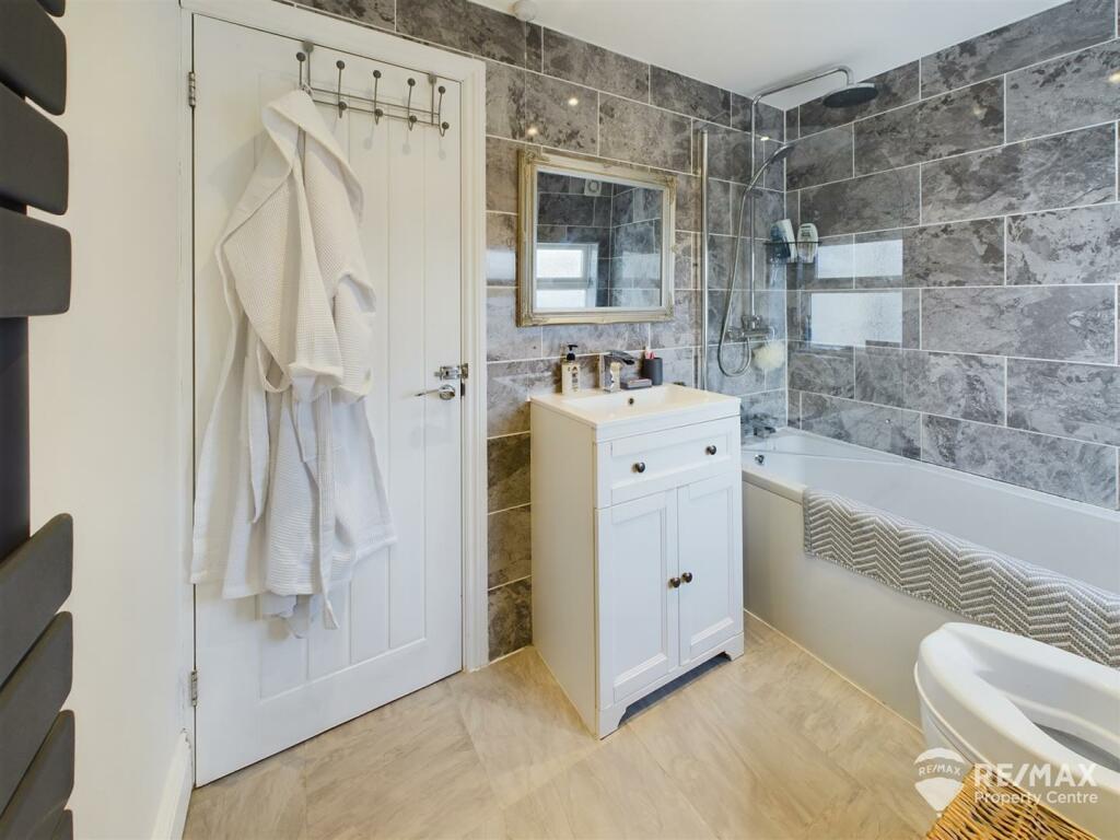 Bathroom (2).jpg