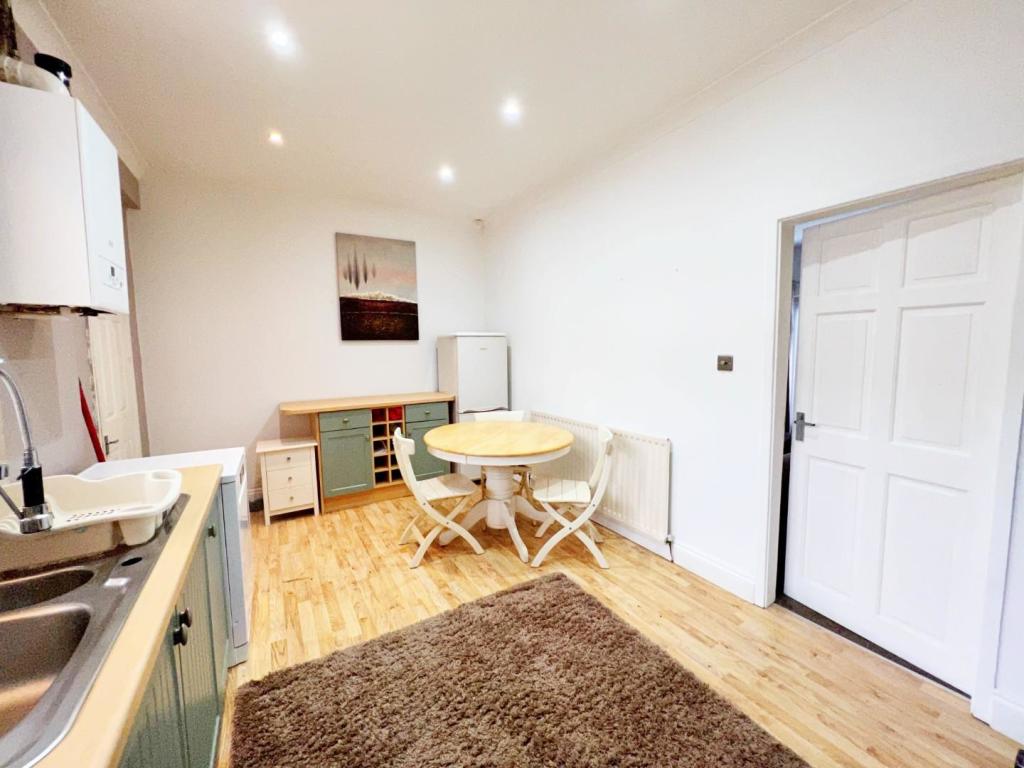 Kitchen pic 2.jpg