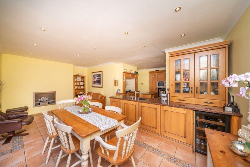 Kitchen/ dining family space