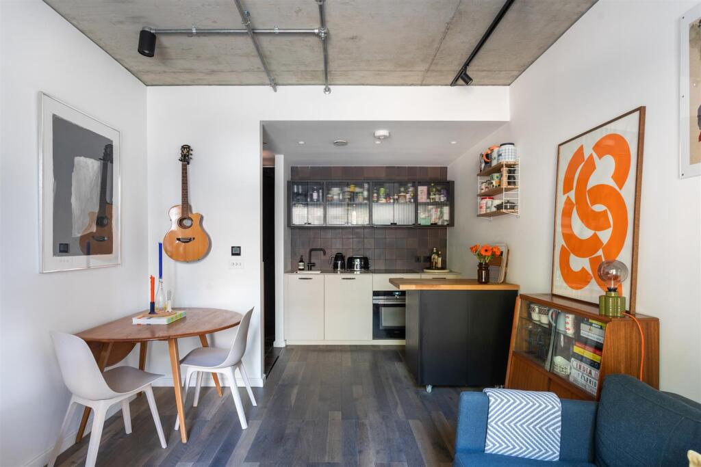 Flat 2 West Apartments, 50 Lawrence Road-05.jpg