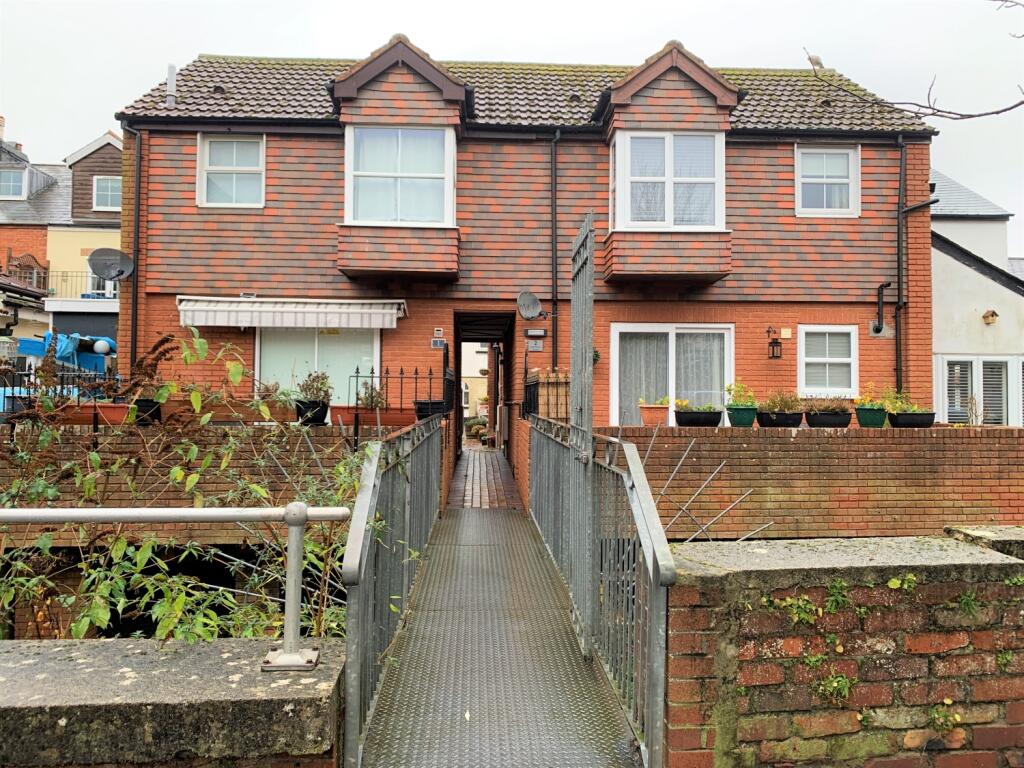 Outside to the rear - exclusive bridge over the st