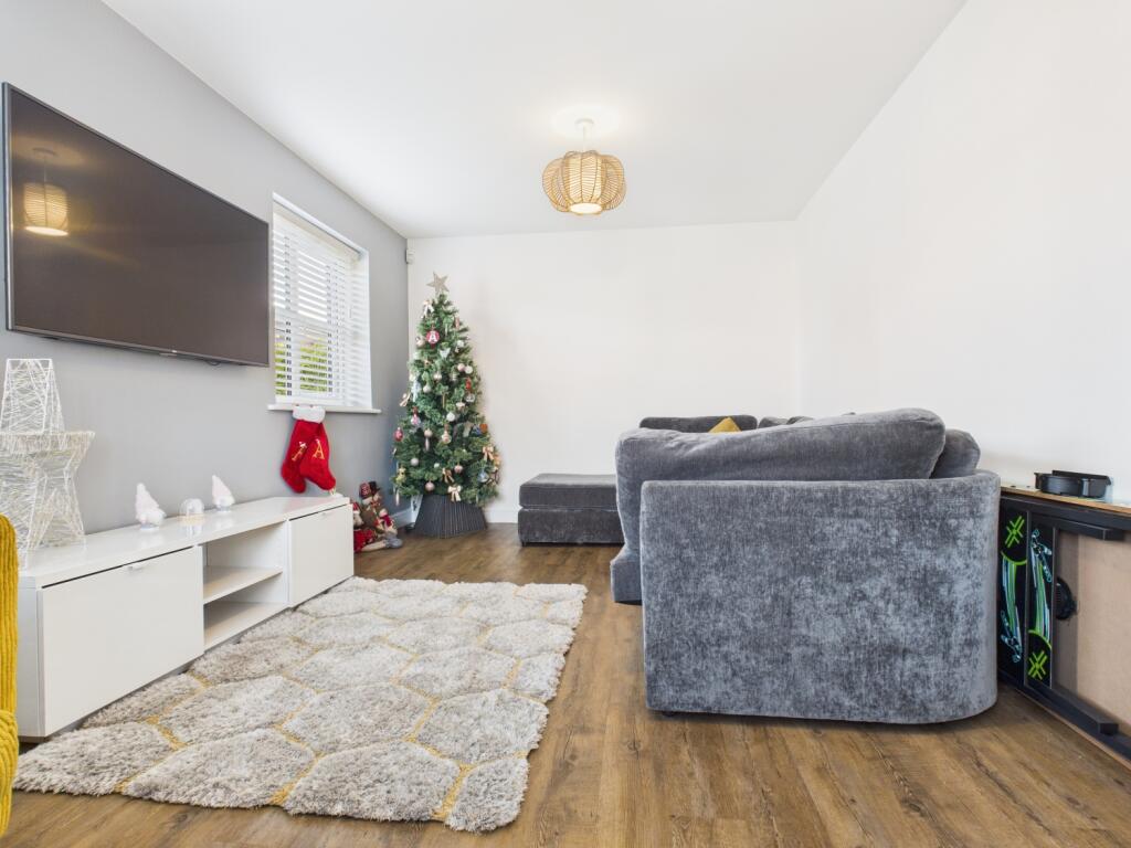 CAM03729G0-PR0193-STILL017