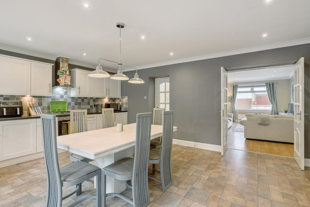 Kitchen/ Dining Room