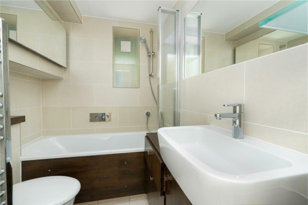 28 To Let 2 Bedroom Flat garden N1 EC1 www.steele.