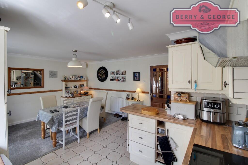 KITCHEN / DINER