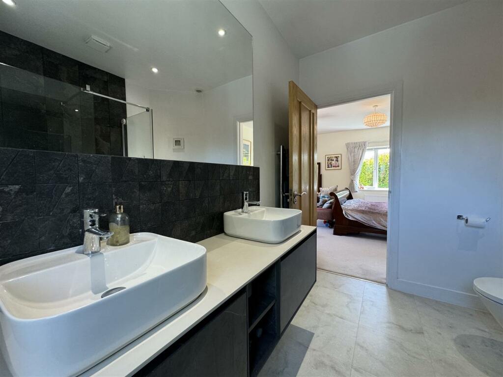 EN SUITE SHOWER ROOM