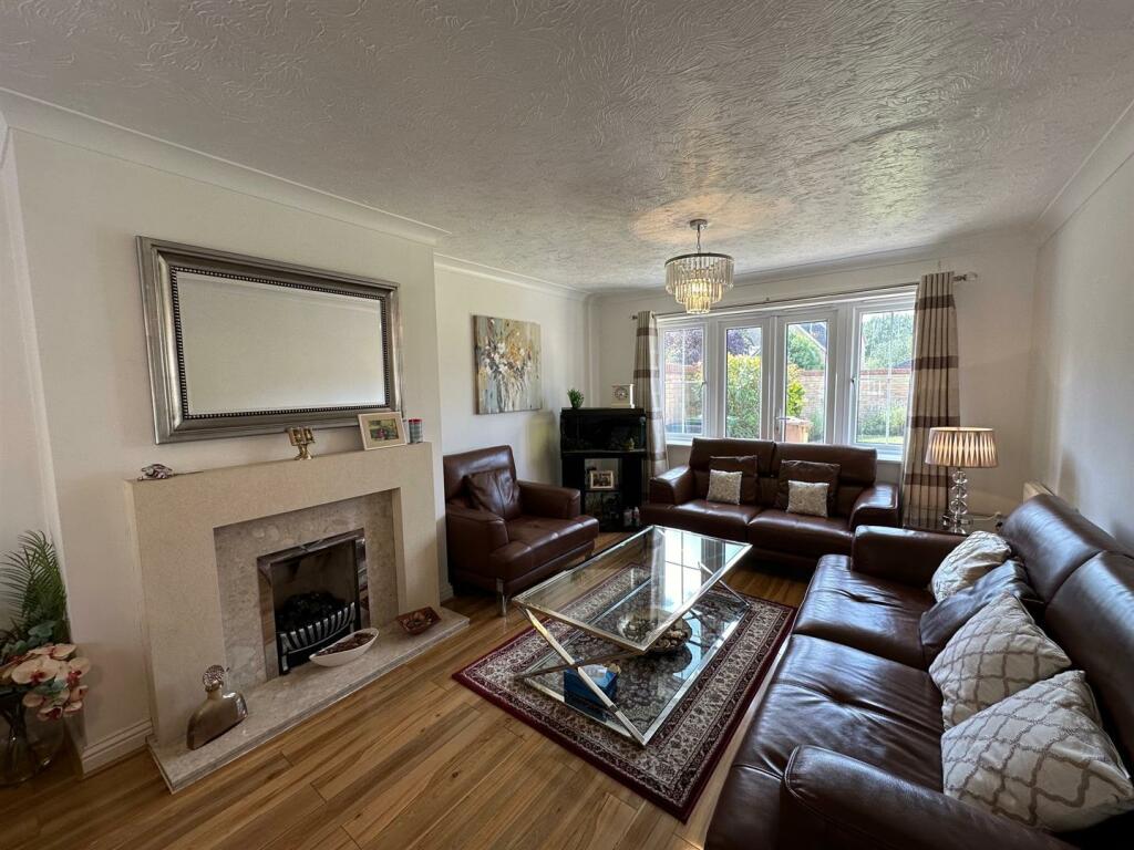 Lounge/Dining Room