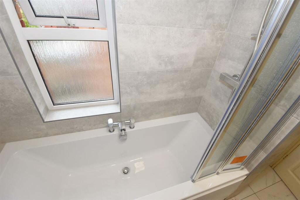 Bathroom (2).jpg
