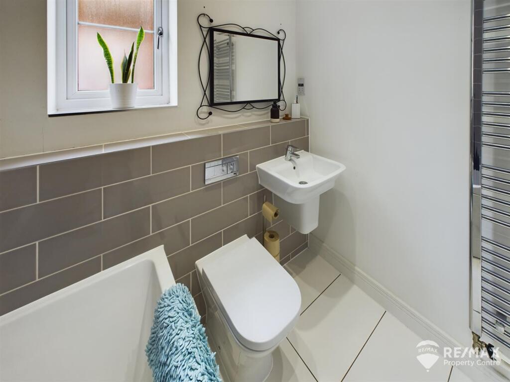 Bathroom (2).jpg