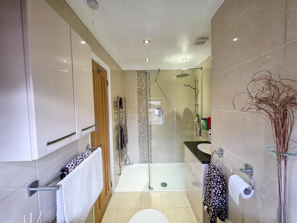 En suite Bathroom.jpg