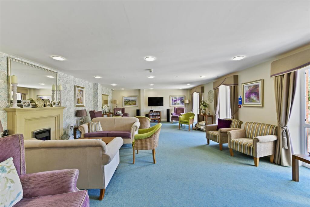 Cross Penny Court communal lounge.jpg