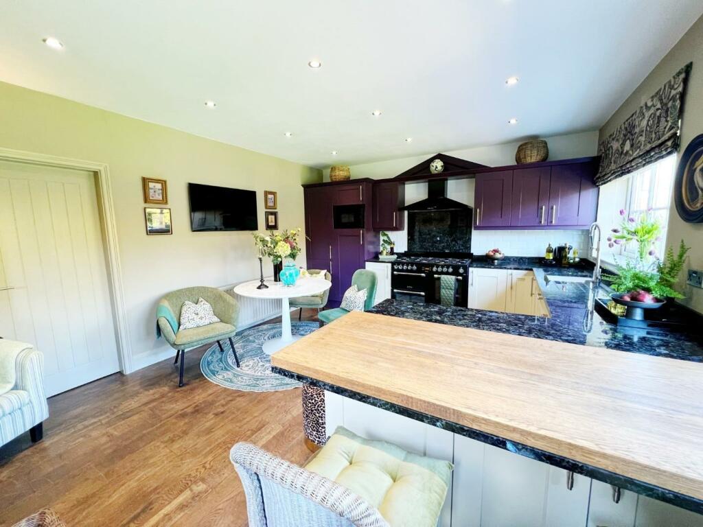 Kitchen pic 2.jpg