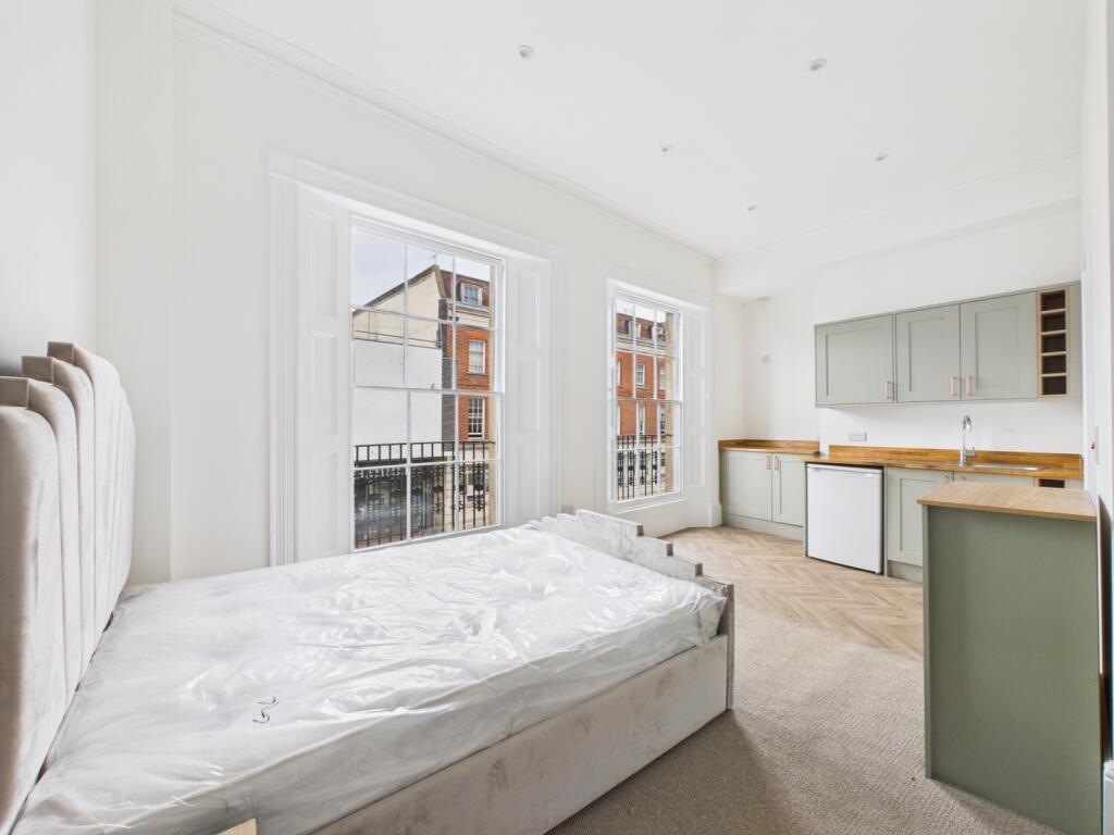 CAM03062G0-PR0183-STILL005