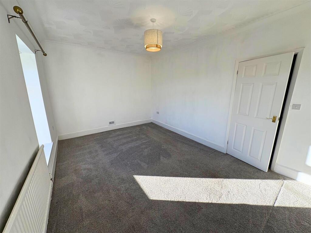 Bedroom 1b (edit).jpg