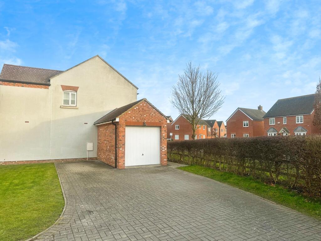 Double Driveway &amp; Single Garage
