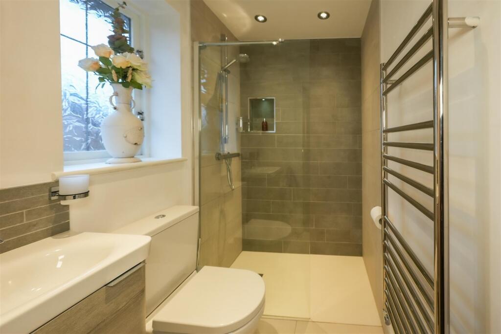 EN-SUITE SHOWER ROOM