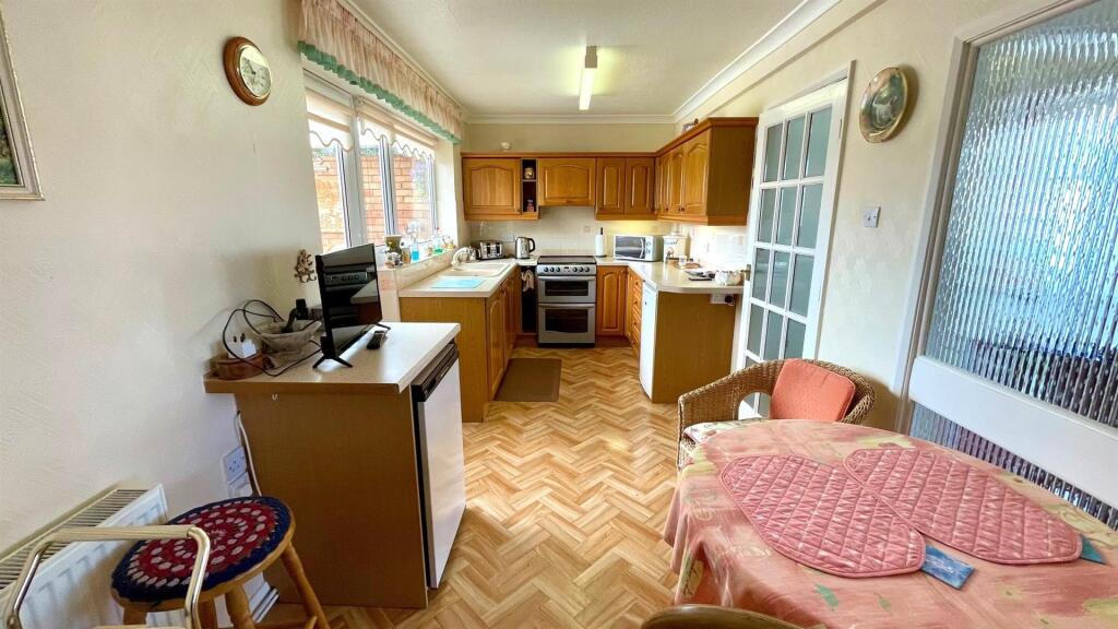 KITCHEN/ BREAKFAST ROOM