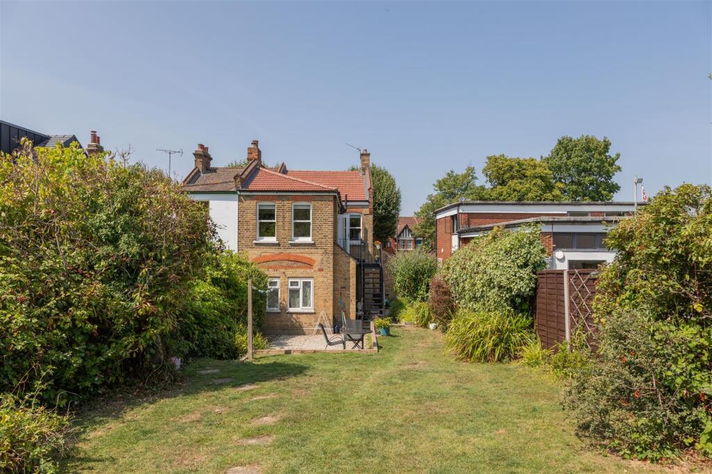 The Avenue E4