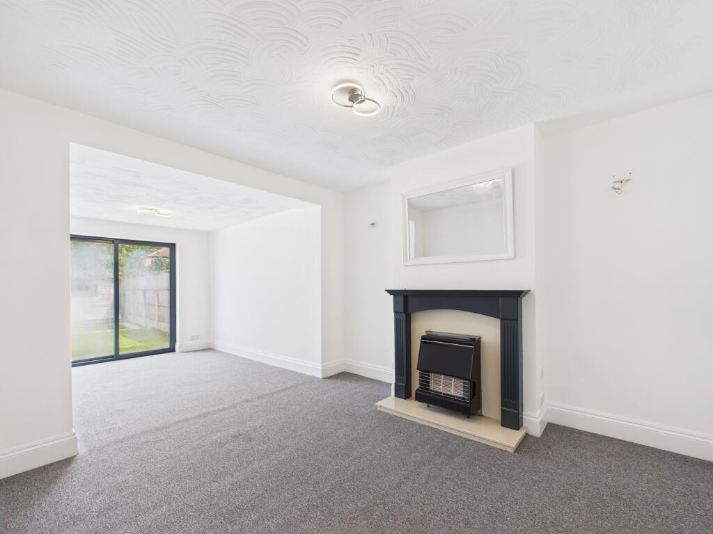 CAM03674G0-PR0648-STILL008