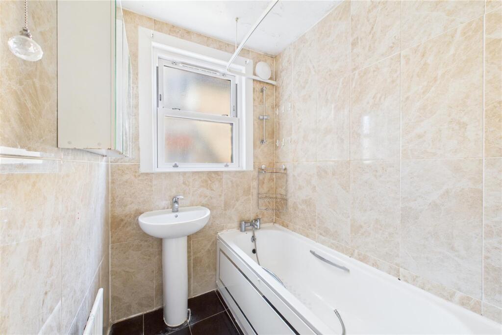 Flat B - bathroom