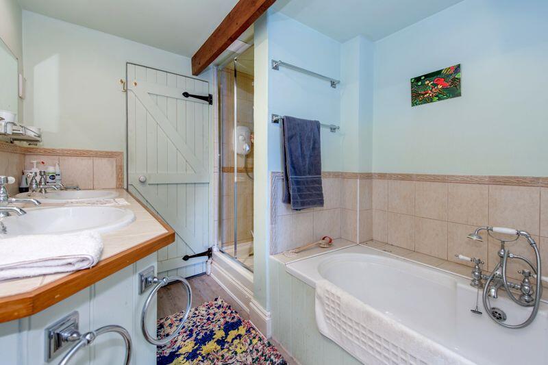 En suite bath/shower room
