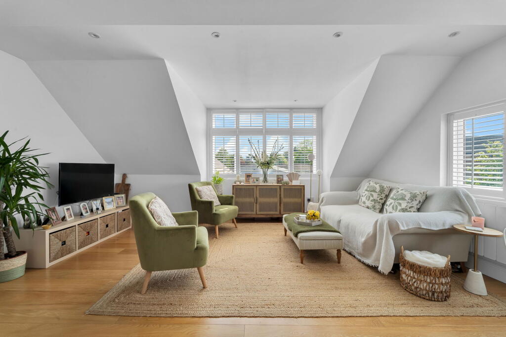 Old Woking Road, West Byfleet, KT14