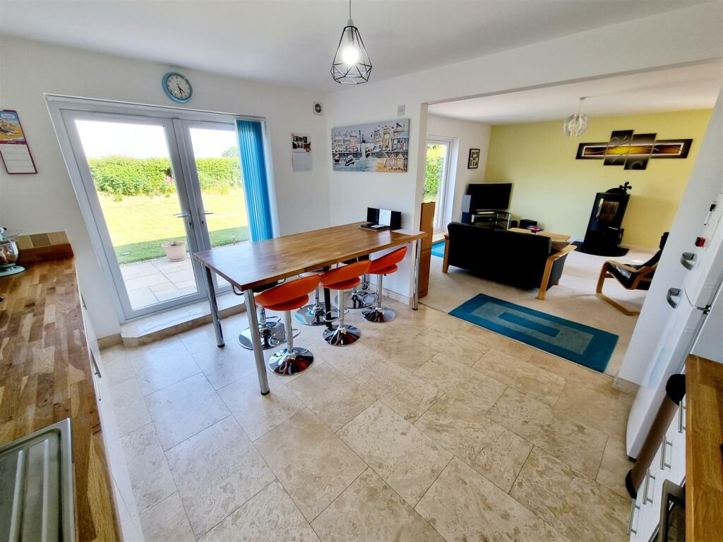 Kitchen &amp; Sitting Area