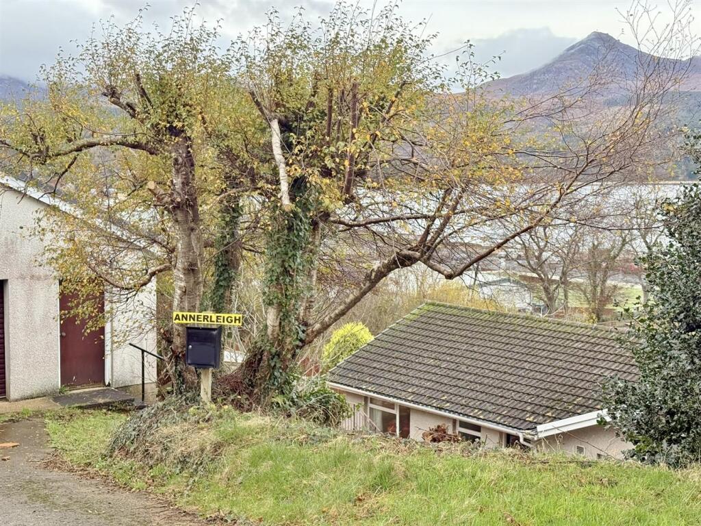 Sign and steps down to Annerleigh
