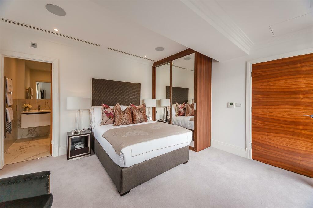 8316099-interior04.jpg
