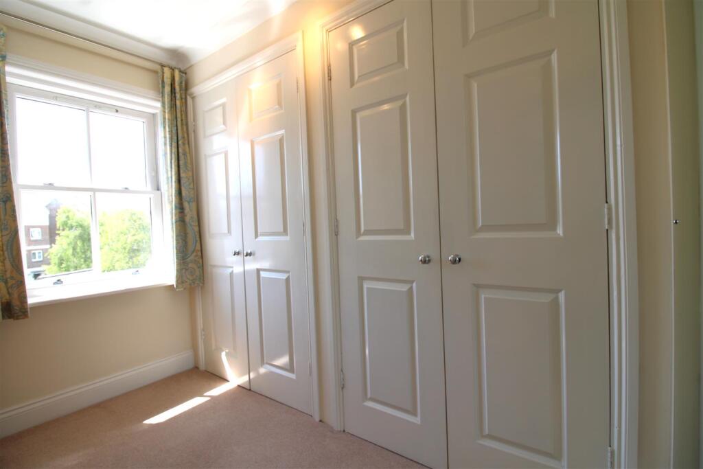 walk-in dressing room.JPG