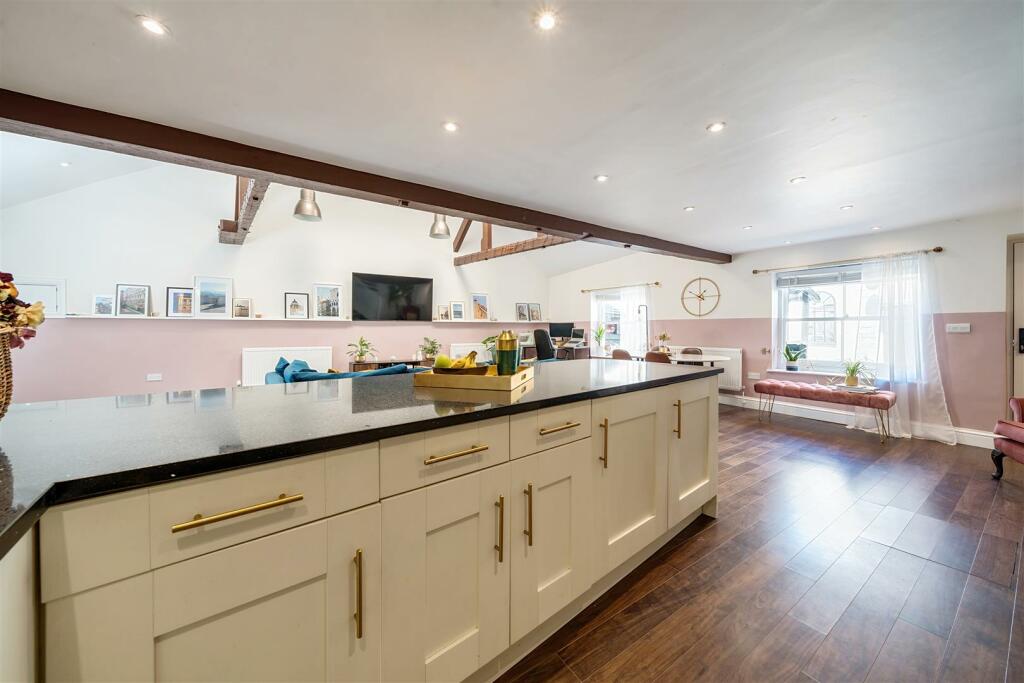 Kitchen (1).jpg