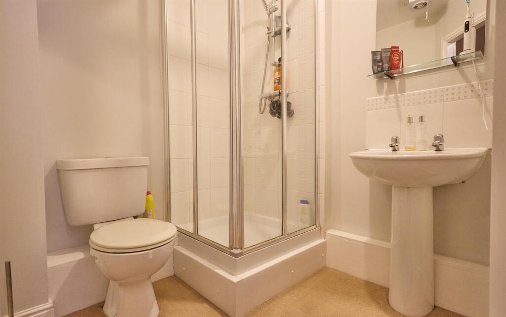 EN SUITE SHOWER ROOM