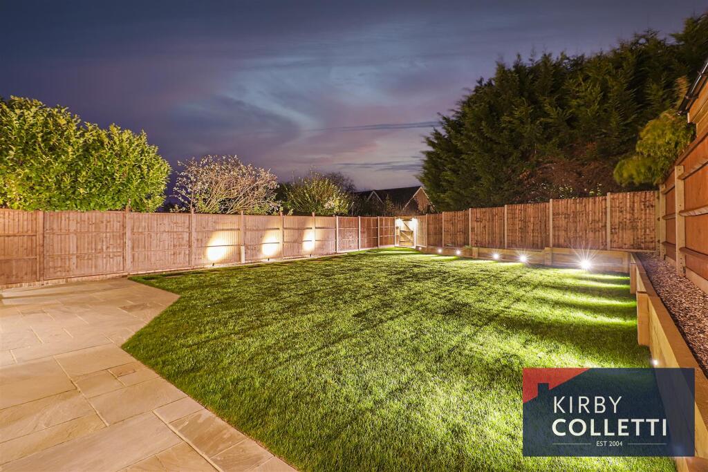 GARDEN (NIGHT)