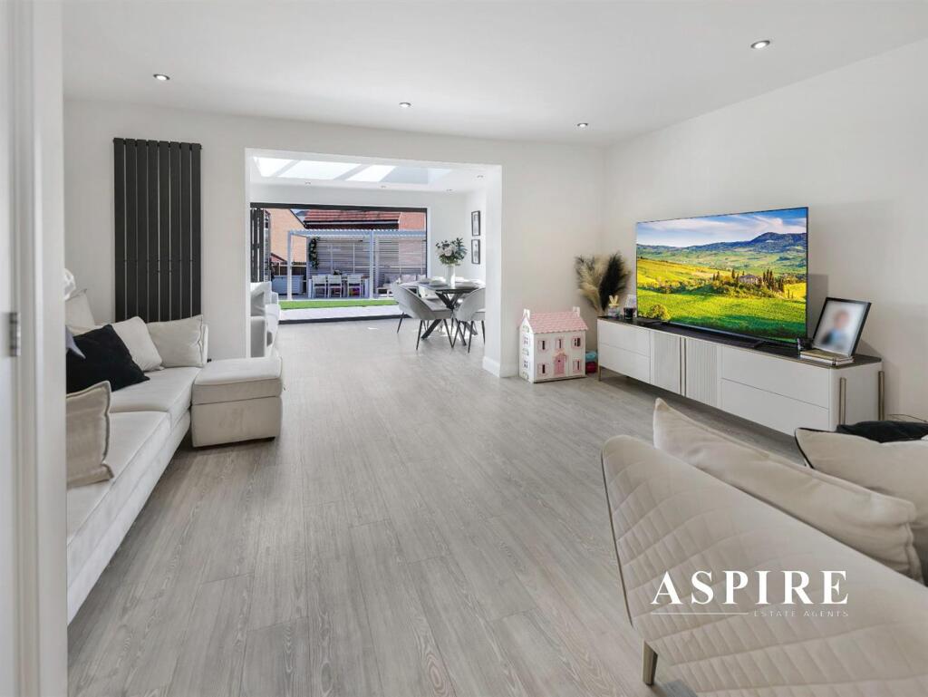 WhatsApp Image 2025-05-20 at 13.49.35.jpg