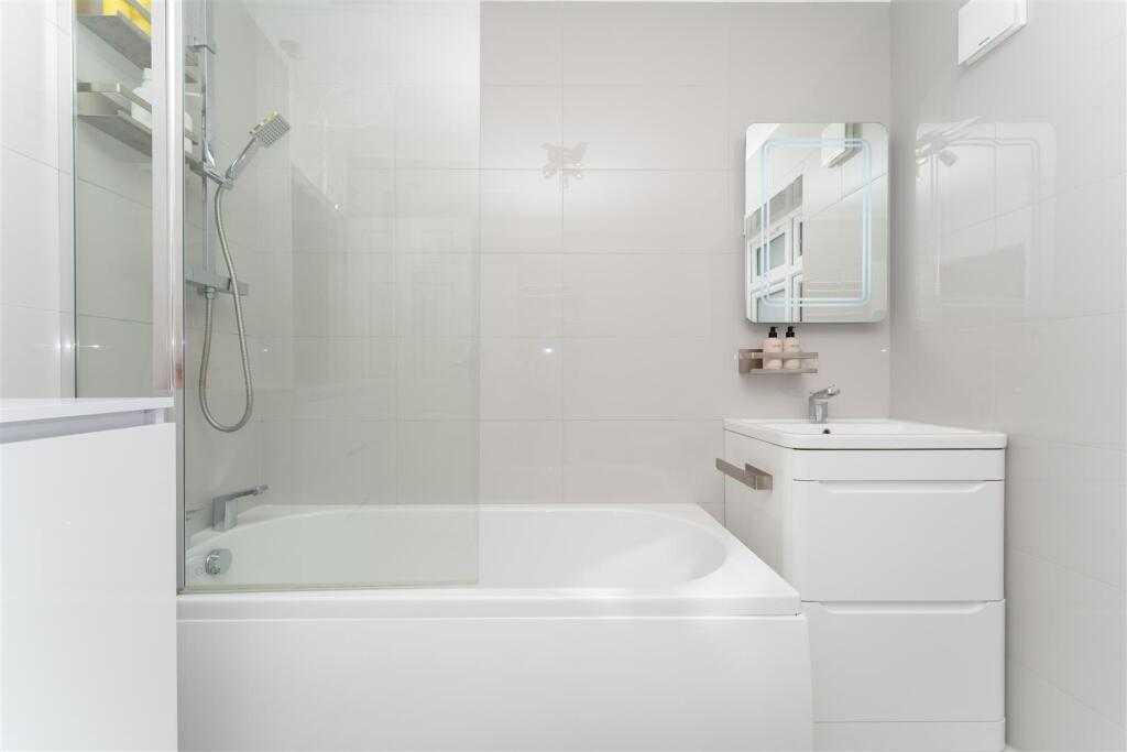 36 Stephenson Shower.jpg