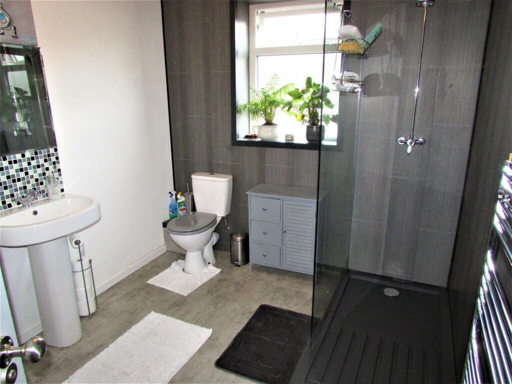 HedgesSt12bath.JPG