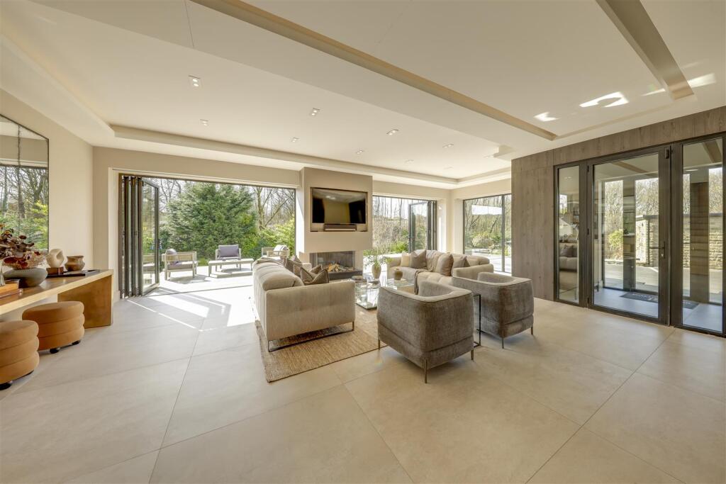 The Farmhouse - Lounge Alt 3