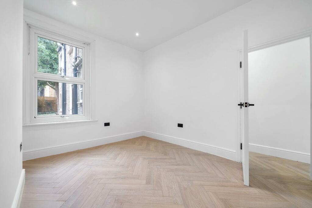 Bedroom 1 (2).jpg