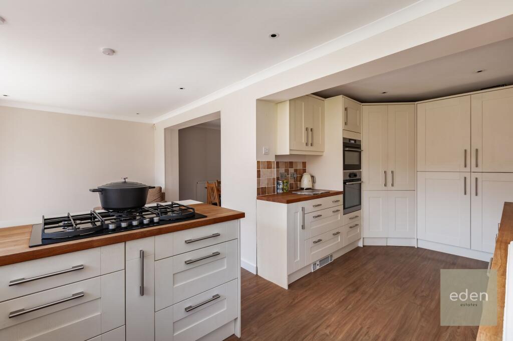 KITCHEN/BREAKFAST AREA
