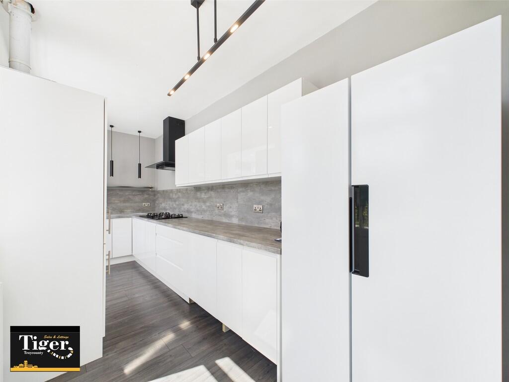 CAM02176G0-PR0586...